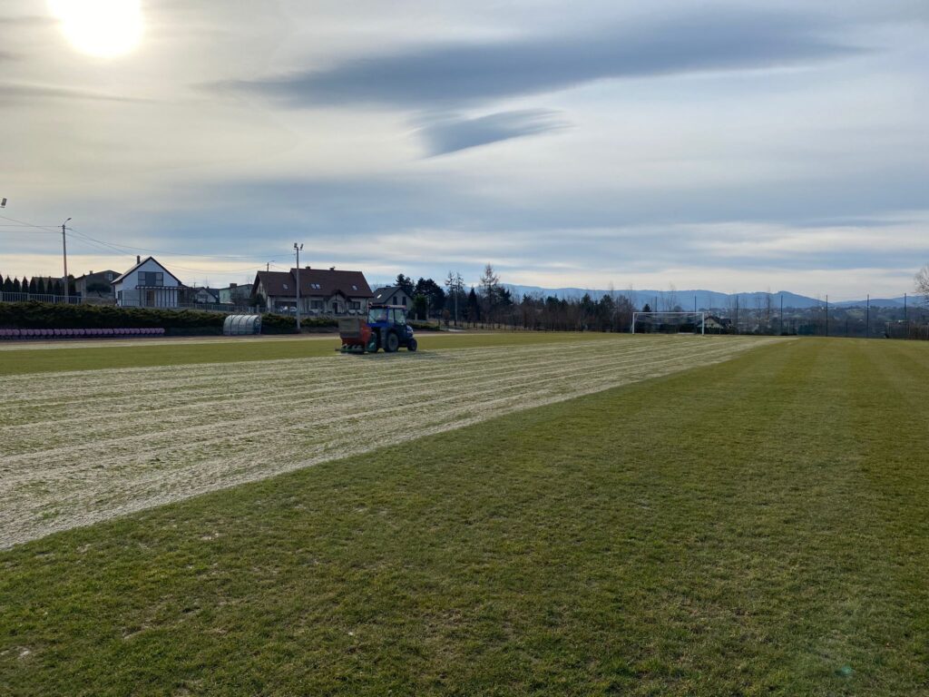 Prace pielęgnacyjne na naszym boisku. boisko 2